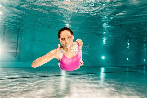 快乐的女人在水下潜高清图片下载-正版图片503538832-摄图网