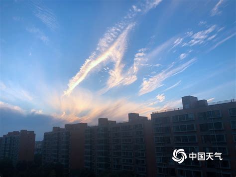 北京天空出现绝美云彩 酷似一条长龙