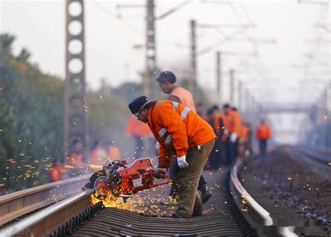郑州：铁路“天窗”时间施工忙-人民图片网