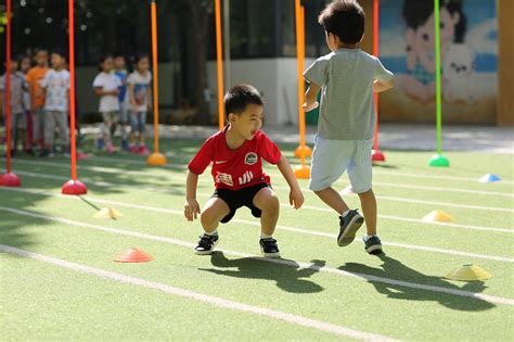 孩子们，一起来踢足球啦！——市实验幼儿园开设足球特色活动--郑州教育信息网