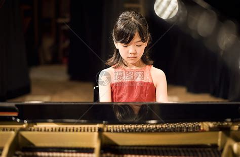 小女孩钢琴演奏高清图片下载-正版图片502231389-摄图网