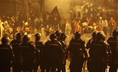塞尔维亚抗议者火烧美使馆 白宫愤怒、安理会谴责_新闻中心_新浪网