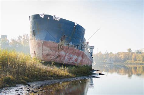 海湾上废弃的驳船高清摄影大图-千库网