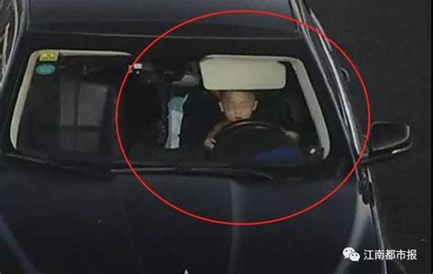 家长高速路上让3岁孩子开车一幕_手机凤凰网