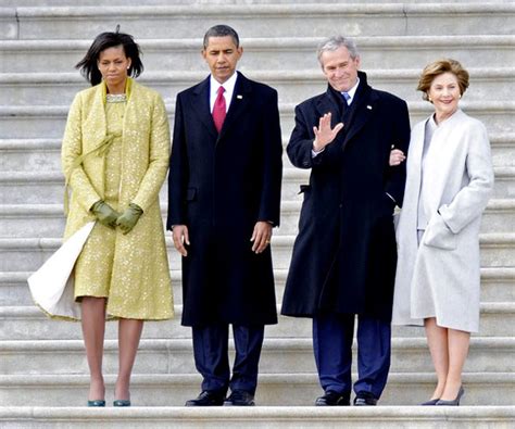 拜登就任美国总统，与夫人现身白宫阳台观看烟花表演