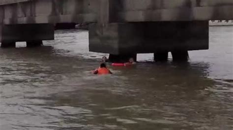 两人野泳被潮水冲离岸边被困桥墩下，上海海警成功救援