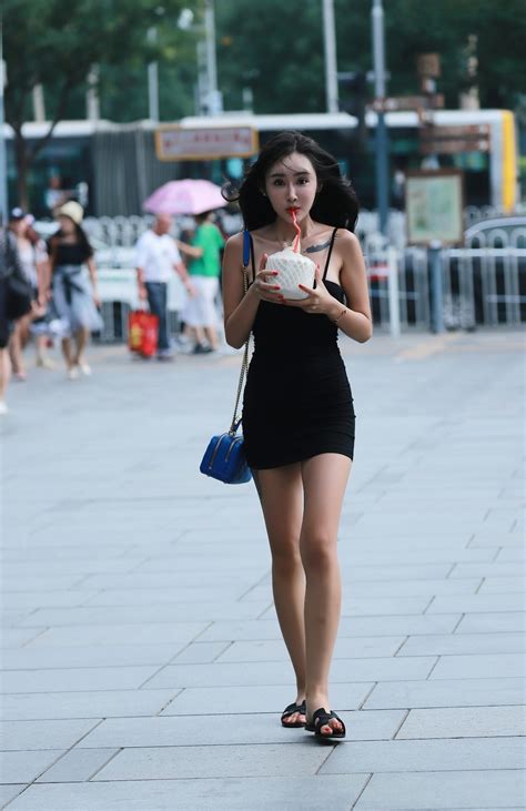 时尚街拍：北京三里屯不仅出美女，也出女神，今天就遇到一位！|三里屯|白皙|姑娘_新浪新闻