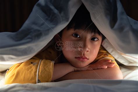躲在被子底下哭泣的小男孩高清图片下载-正版图片501724331-摄图网