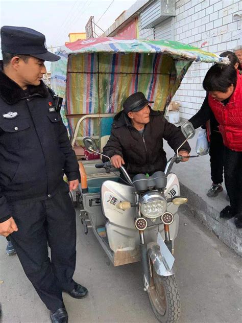 郑州街头感人一幕！老人骑三轮与轿车刮蹭，众人出钱替他赔偿-大河新闻