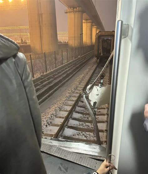 不可思议的铁轨修复，被火车压断了该怎么修_腾讯视频