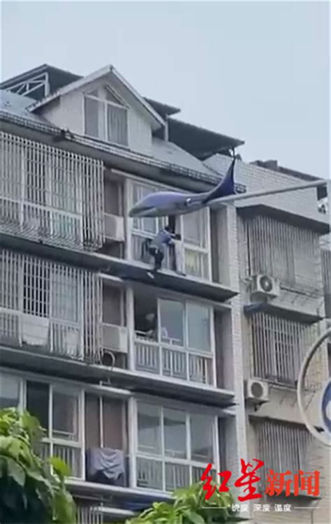 女童只身翻到六楼窗外险坠落 小伙徒手攀爬相救_陕西频道_凤凰网
