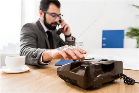 商人在办公室用固定电话拨打号码高清图片下载-正版图片502740482-摄图网