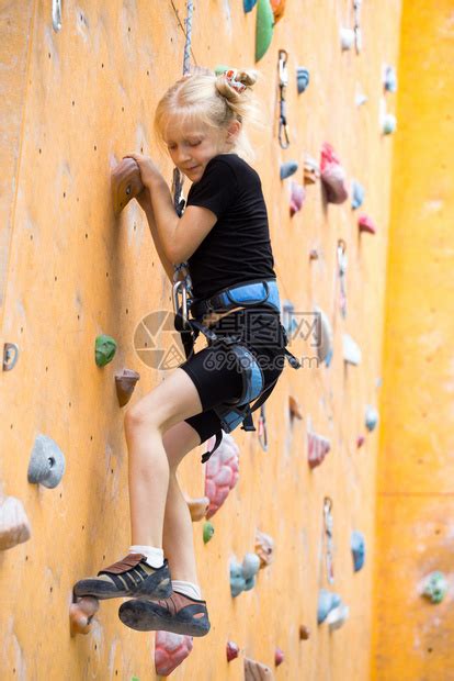 在大自然中攀爬朋友们爬到石头上女孩爬上石头高清图片下载-正版图片503518316-摄图网