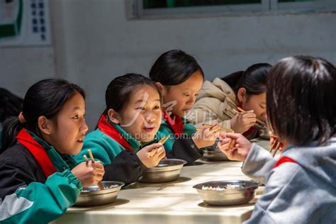 【娃娃|40793名农村娃娃吃上了营养餐，今年遂宁营养餐补助超额完成！|试点|市政府办|农村|大英县|蓬溪县|遂】_傻大方