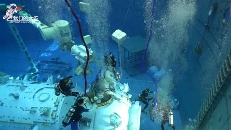 奔向星辰大海，吉影水下机器人“探一探”航天员水下失重训练是怎么进行的？ - 知乎