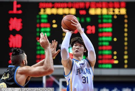 王哲林砍下35分！上海男篮赢下北控，收获球队本赛季第一个两连胜 - 周到上海