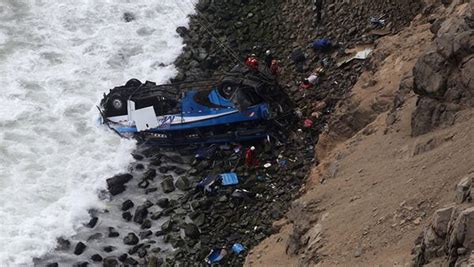 秘鲁发生长途客车坠崖事故，已致11死34伤_凤凰网视频_凤凰网