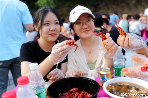 河南洛阳“万人龙虾宴” 食客共享1吨小龙虾