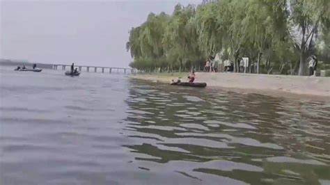 司机操作失误冲进河里，救援队训练秒变实战救援_凤凰网视频_凤凰网