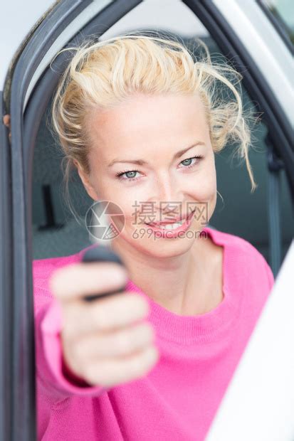 年轻女为她的新车或驾驶执照而快乐地开车高清图片下载-正版图片507141349-摄图网