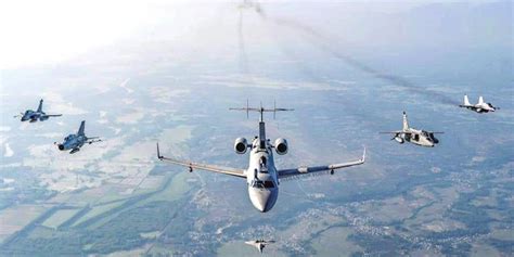 印度国防部长拉杰纳特·辛格今天在班加罗尔HAL机场乘坐国产LCA“光辉|拉杰纳特|辛格|印度_新浪新闻