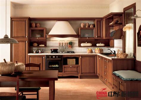 古典风格整体橱柜效果图 棕褐色实木橱柜图片 厨房整体橱柜效果图欣赏_精选图集-橱柜网
