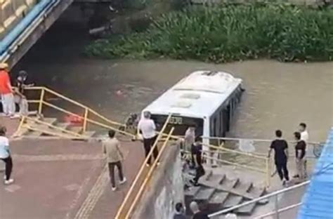 上海公交车坠河原因找到！事发瞬间，他连跑带爬的身影感动无数人…——上海热线侬好频道