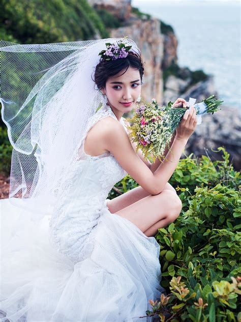 熊黛林吊带婚纱图片高清