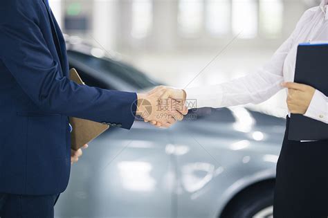 汽车销售员与顾客握手高清图片下载-正版图片500677959-摄图网