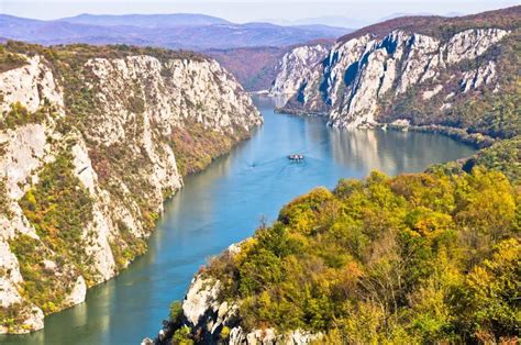 塞尔维亚Uvac河的暴君们美丽夏季最佳景色高清图片下载-正版图片307276183-摄图网
