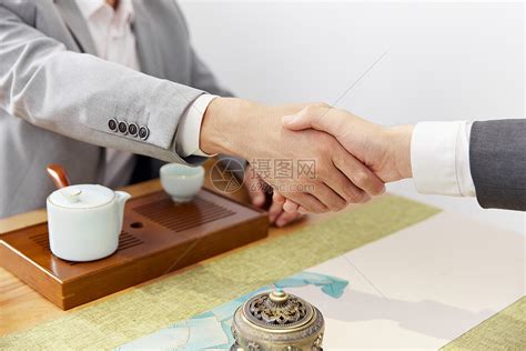商务人士在茶室谈生意合作握手特写高清图片下载-正版图片501810333-摄图网