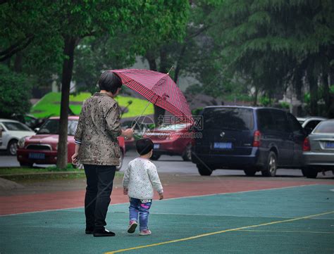 雨中给孩子打伞的妈妈高清图片下载-正版图片500742135-摄图网