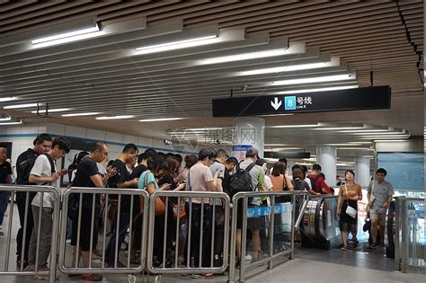 上海上下班高峰地铁内排队拥挤上地铁【媒体用图】（仅限媒体用图，不可用于商业用途）高清图片下载-正版图片501392529-摄图网