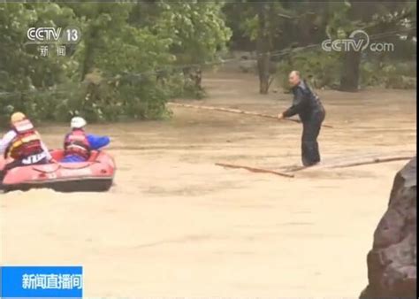湖北咸宁一残疾人被洪水围困，消防紧急救援_凤凰网视频_凤凰网