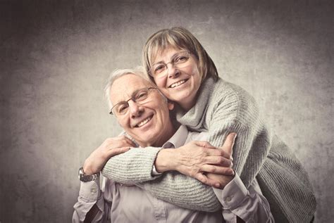 对财务顾问规划自己投资的退休老夫妇晚年幸福图片下载 - 觅知网