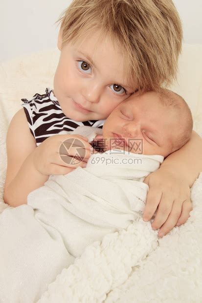 刚出生的女婴和她的大姐高清图片下载-正版图片502919322-摄图网