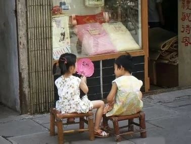 1986年，上海弄堂里，两位小囡囡正在乘凉聊天。那会儿，她们这个年龄的主要话题会是什么？