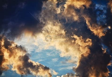 日落时天上阴暗黑的乌云背景水平的天空明亮高清图片下载-正版图片307869776-摄图网