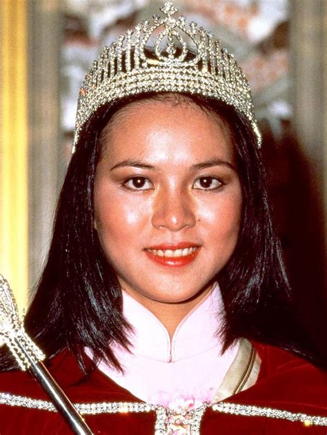 『今日港风』之获得1990年香港小姐冠军以及最上镜小姐奖袁咏仪。