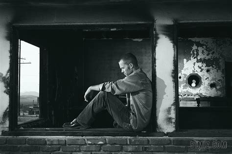 黑白 - 沮丧的 - 抑郁 - 孤独的 - 男人背景图片下载