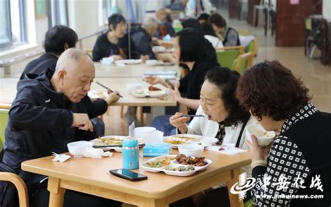 北大学生被曝在食堂站着吃饭 校方回应(图)_手机新浪网