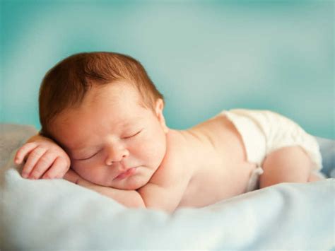 新生婴儿图片-趴着睡着的新生男婴儿素材-高清图片-摄影照片-寻图免费打包下载