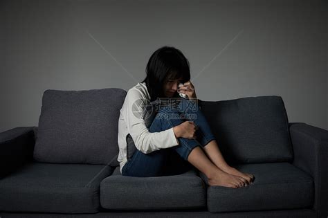 年轻女性坐在沙发上哭泣高清图片下载-正版图片501467023-摄图网
