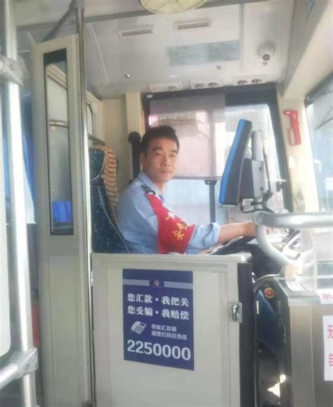 山西岚县一公交车发生事故：公路栏杆插进车身，乘客受伤昏迷_凤凰网视频_凤凰网