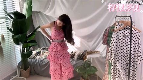 韩国小姐姐的室内换装秀，我真的是来学穿搭的！！！（十五）_腾讯视频