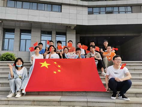 生物技术学院开展“青春告白祖国—‘定格一抹中国红’”表白祖国活动
