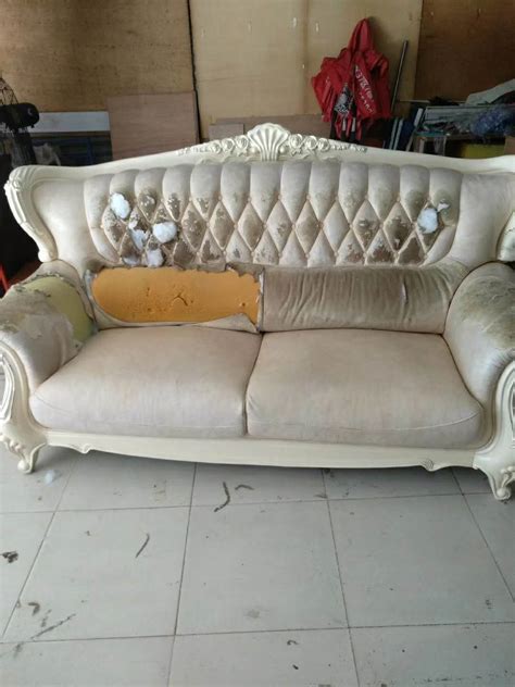 废弃的旧沙发高清摄影大图-千库网
