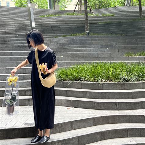 ESSEStudis这款极简黑色连体衣四季皆宜图片