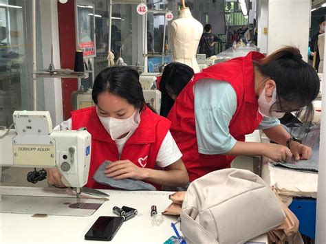 达利女装学院团总支面向军训新生开展第55期缝匠志愿服务站活动-杭州职业技术学院