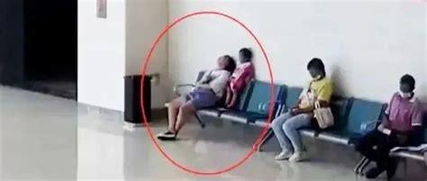 一女子在医院大厅“睡着”，护士走近竟发现……|医院|护士_新浪新闻